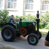 A Vörös Csillag Traktorgyár gőzmeghajtású traktora a Vajdahunyadvár udvarán